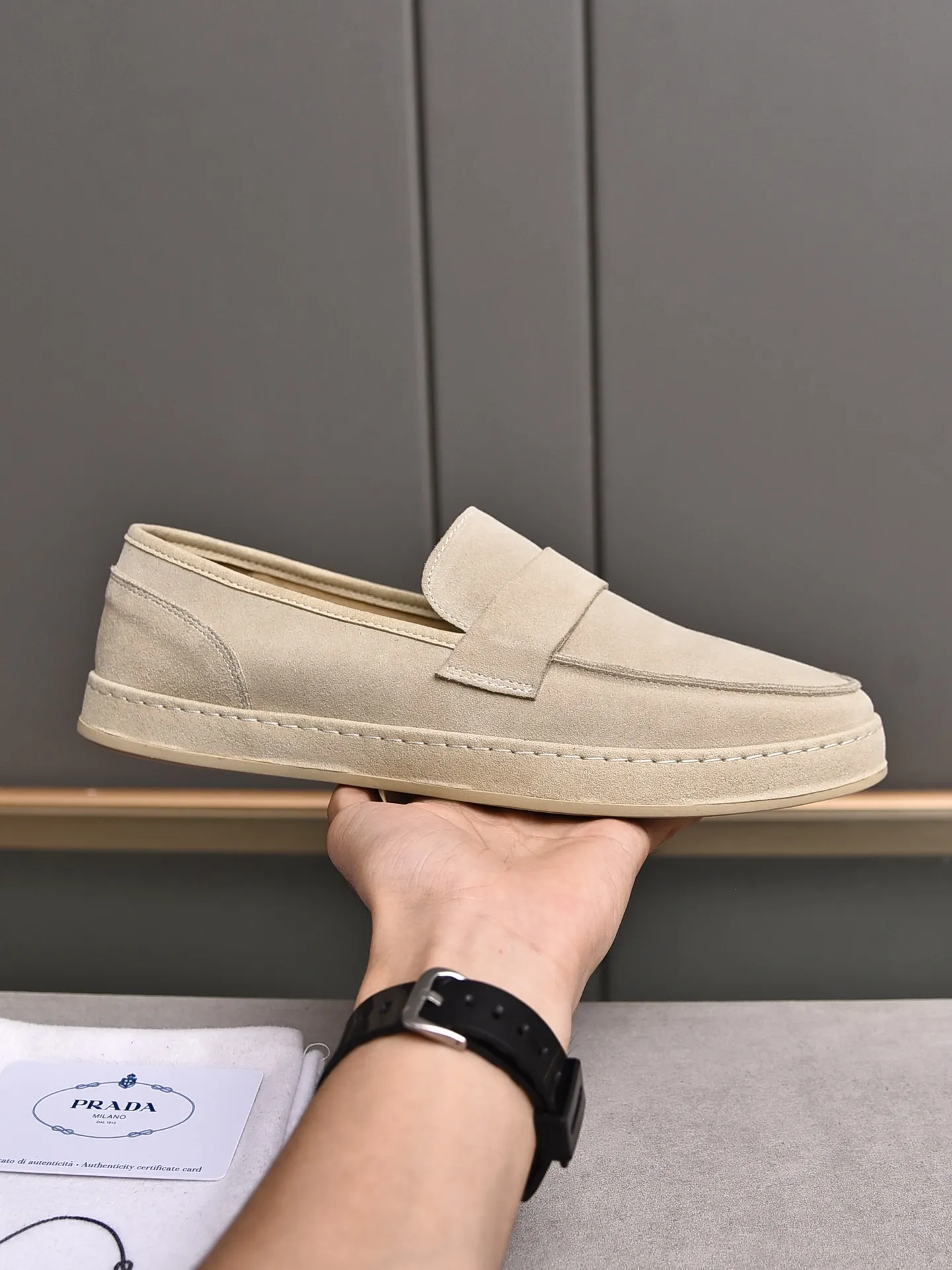 👟👟👟Men's Shoes💰P420 🆕🔥New Updates🔥👟PRADA (Prada) new products are released, imported soft cowhide, fashionable to allow air to penetrate the entire shoe, and the awesome shoes [strong] bring an extremely comfortable and breathable feeling! Beautiful inside and out! Exquisite workmanship, top-grade cowhide material, 😌Number: 38~44, 3 colors available: black, white and blue.